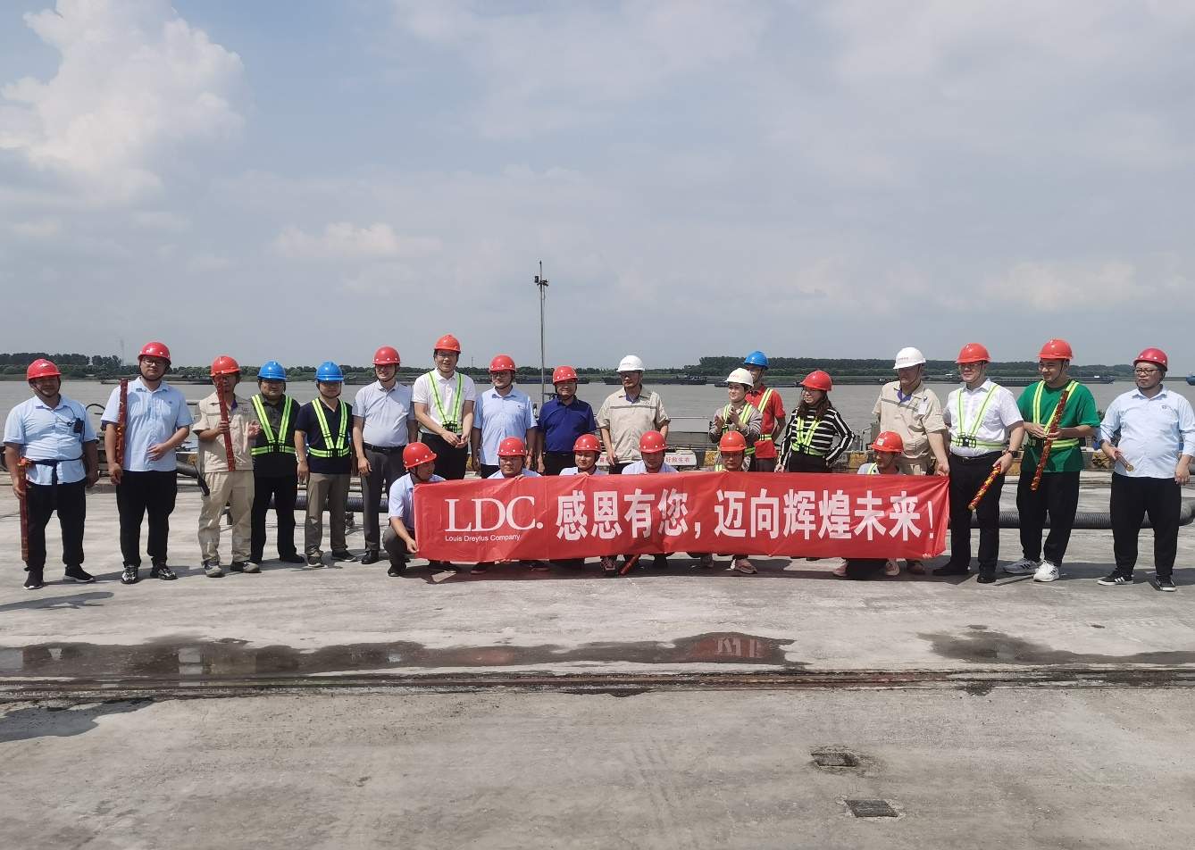 张家港粮油产业园二期榨油厂首批大豆原油顺利发运